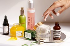 <div style=font-size:25px;color:#ffffff;margin-bottom:15px>逛直邮中国的国际美妆网站</div><div style=font-size:14px;color:#ffffff>汇集上千个高端品牌及小众而独特的万种产品，海外直邮、品质可靠，尽享超值美妆护肤乐趣。</div>