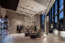 <div style=font-size:30px;color:#ffffff;margin-bottom:15px>前往全球顶尖的6家时尚购物网站</div><div style=font-size:14px;color:#ffffff>去德国Mytheresa、英国Matchesfashion、Farfetch等全球著名时尚精品店的网上商店，用欧洲价格购买品牌直供的最新国际奢侈精品。</div>